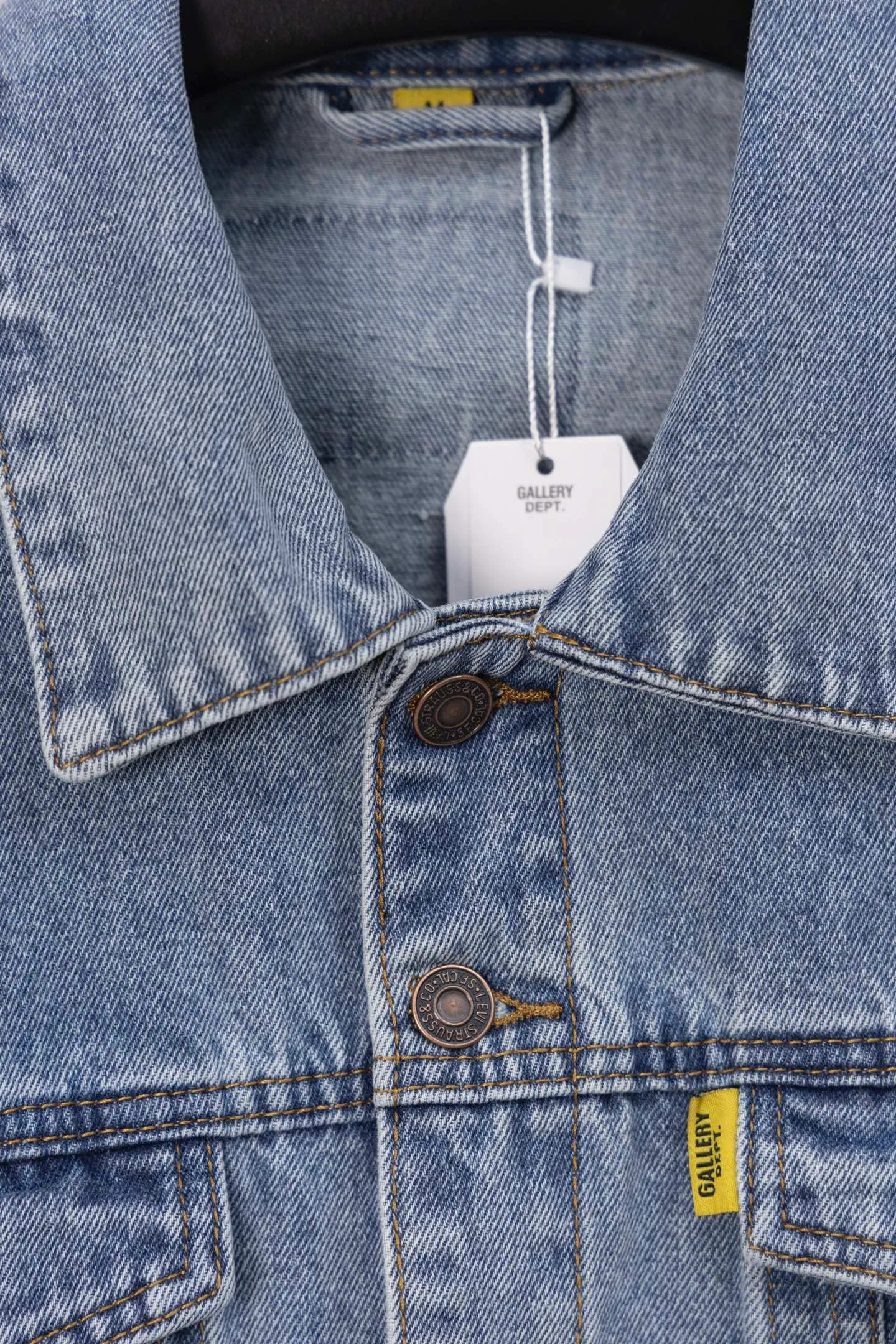 💰280 GALLERY DEPT. 22fw Vintage Andy Denim Jacket Embroidered Black Logo Washed Distressed Denim Jacket Denim Jacket Same Style for Couples Gallery Dept. was born in the soil of Los Angeles street culture. With the core concept of "art is daily life", it deeply integrates traditional denim craftsmanship with modern graffiti art. The brand transforms old denim, Vintage T-shirts and other items by hand, giving them personalized elements such as wear, splashing, splicing, etc. Each piece is hand-finished by craftsmen and has both artistic collection value and practical function. In 2021, the joint capsule series with French veteran Lanvin and the cooperation with Chrome Hearts have attracted the attention of the fashion industry, confirming its transformation from an independent studio to an international trend symbol. Gallery Dept. targets the global fashion pioneer group aged 18-35 and positions itself as a "high street art trendy brand". Its core competitiveness lies in: • Cultural symbol output: Through endorsements from stars such as Virgil Abloh, Jennie, and Justin Bieber, it strengthens the brand's benchmark status in the hip-hop and fashion circles. Size: S-XL